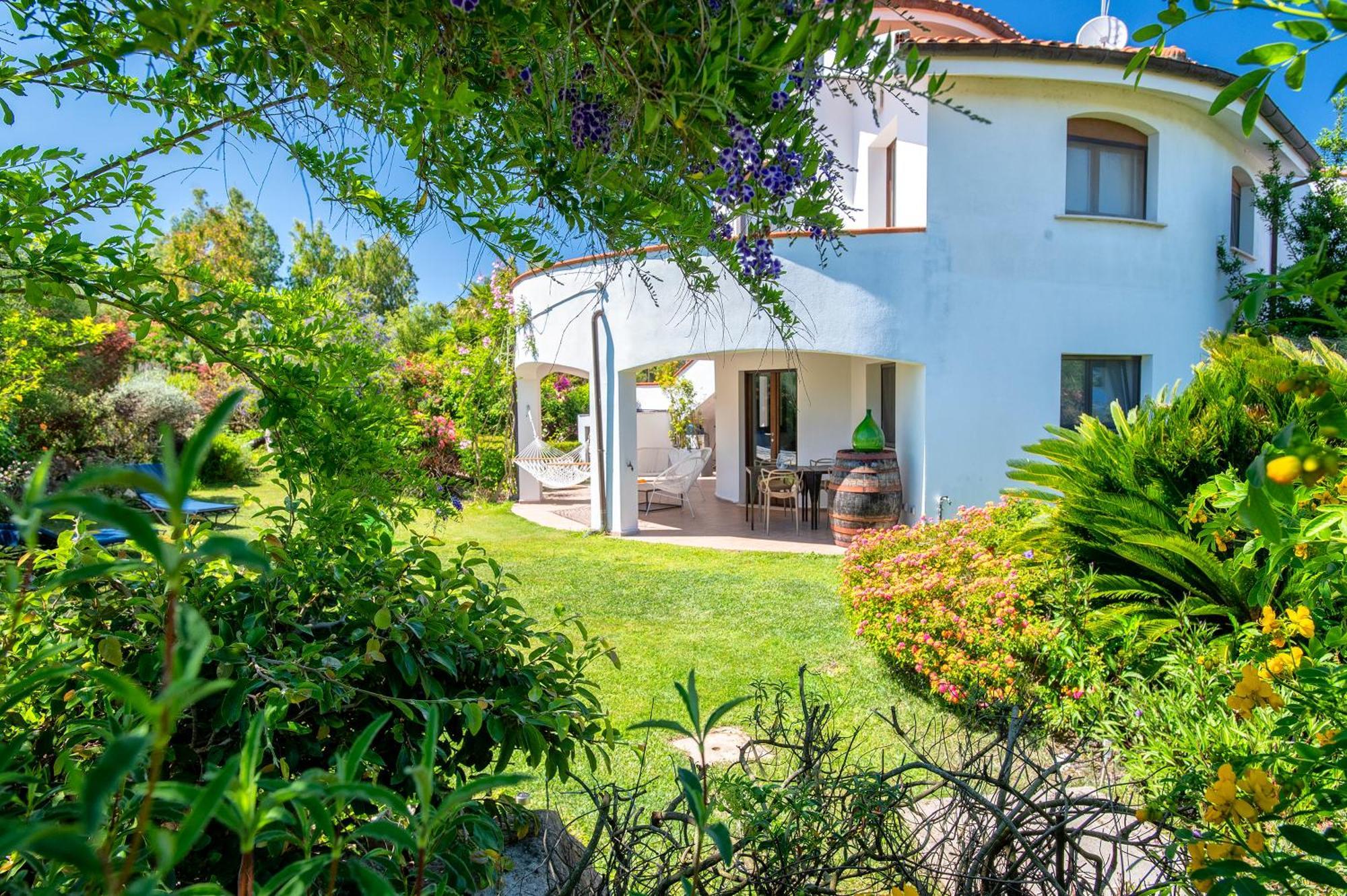 Sardinia Re - Villa Fioretta Flowers Apartments オルメード エクステリア 写真